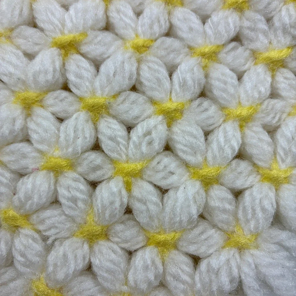 Vtg Handmade Floral Loom Knit Set of 4 Placemats White Yellow Daisy Fringe Retro